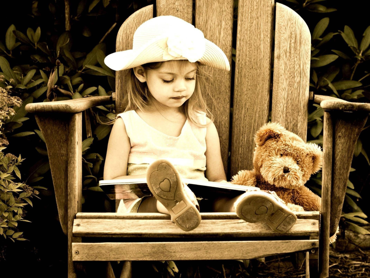 Обои Little Girl Reading Book 1280x960