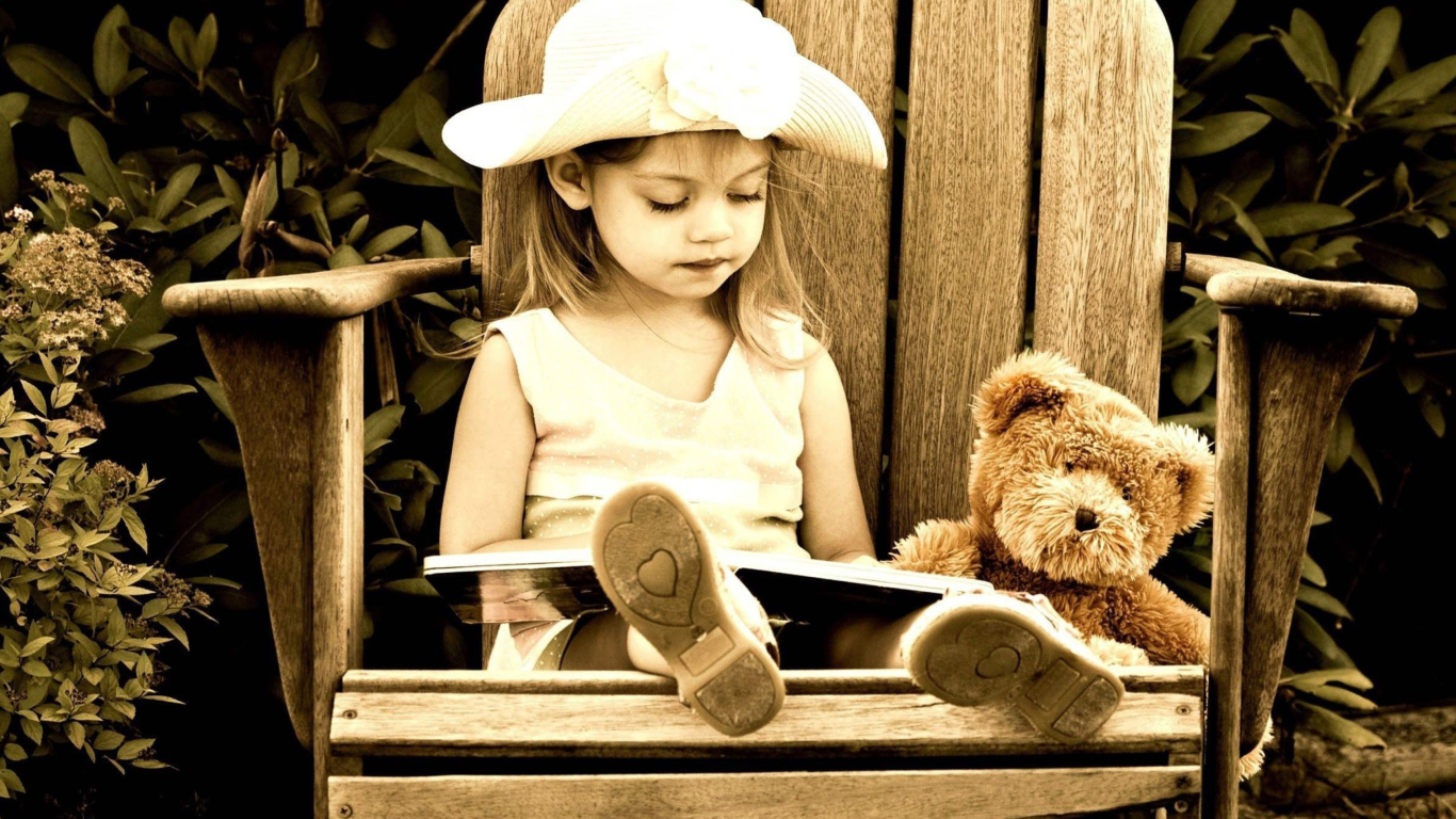 Das Little Girl Reading Book Wallpaper 1366x768