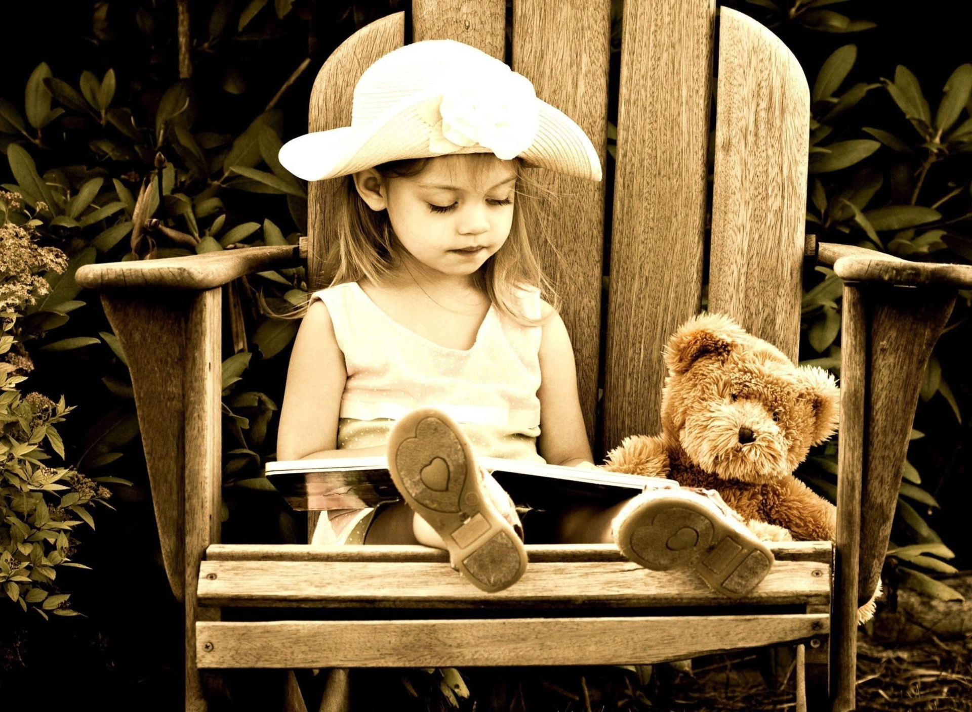 Das Little Girl Reading Book Wallpaper 1920x1408