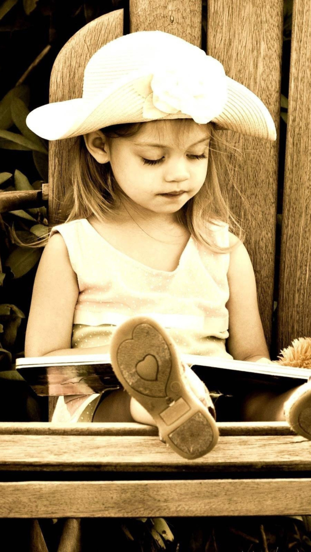 Screenshot №1 pro téma Little Girl Reading Book 640x1136