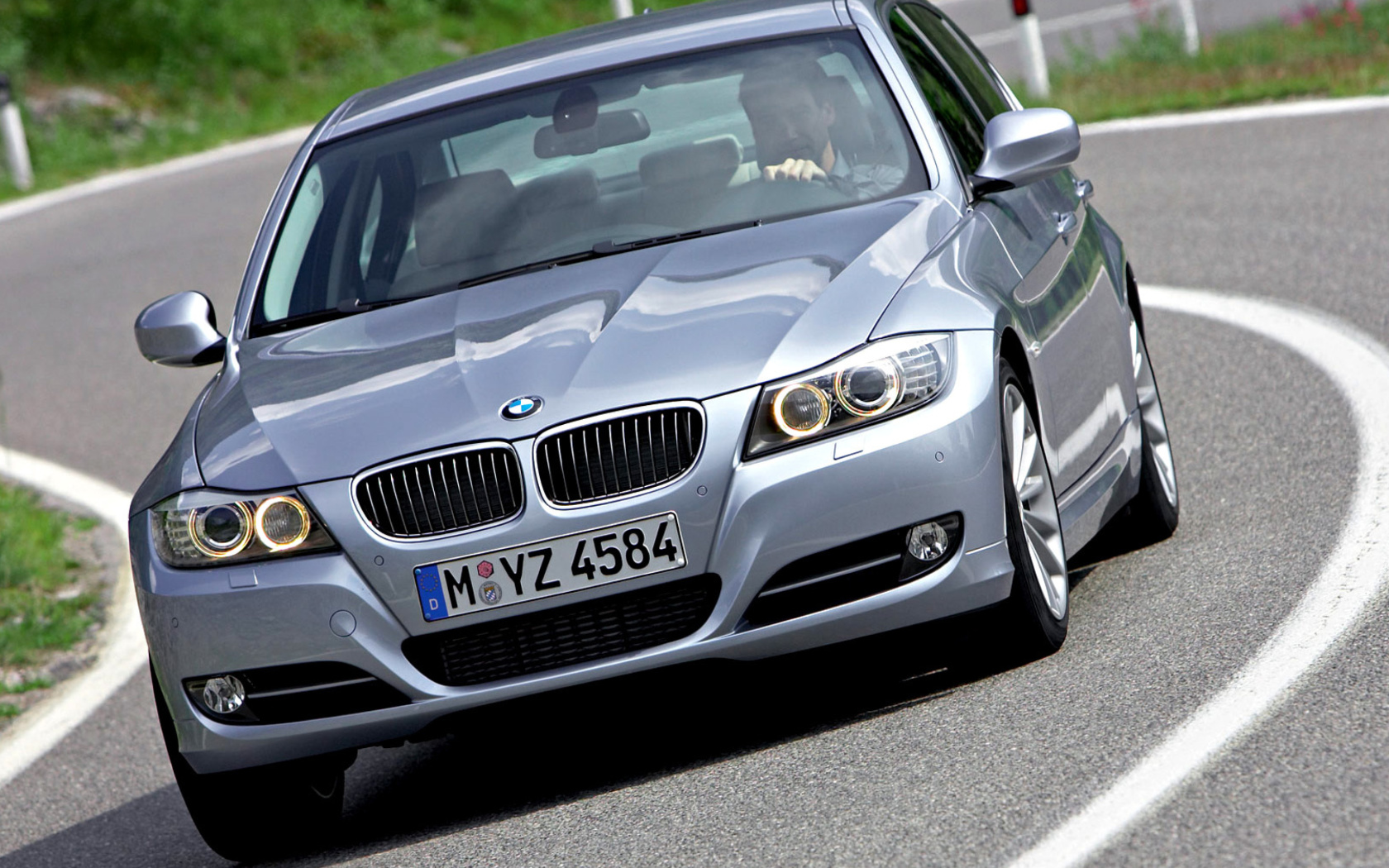 Screenshot №1 pro téma BMW 3 Series E90 325i 1680x1050