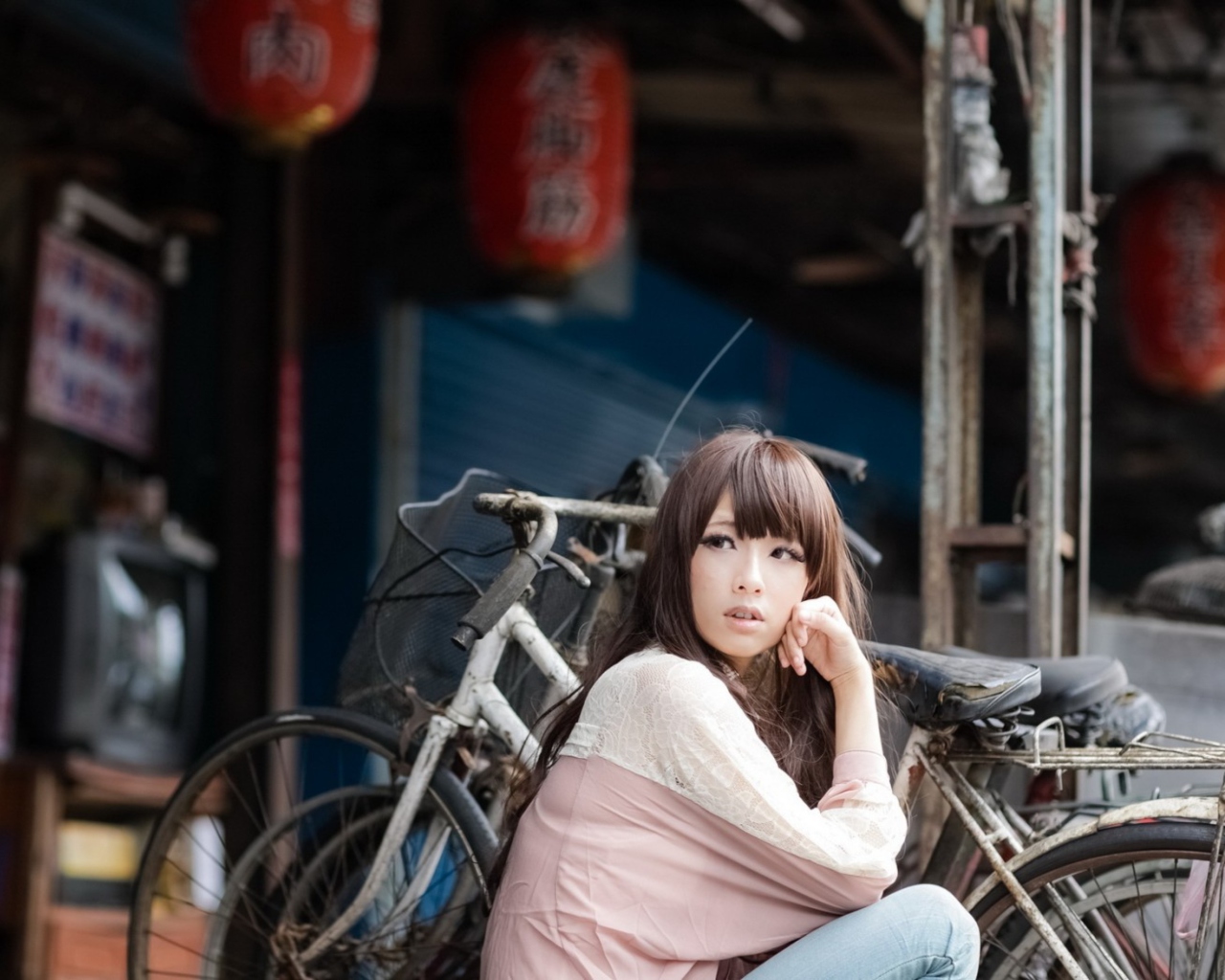 Fondo de pantalla Cute Asian Girl With Bicycle 1280x1024