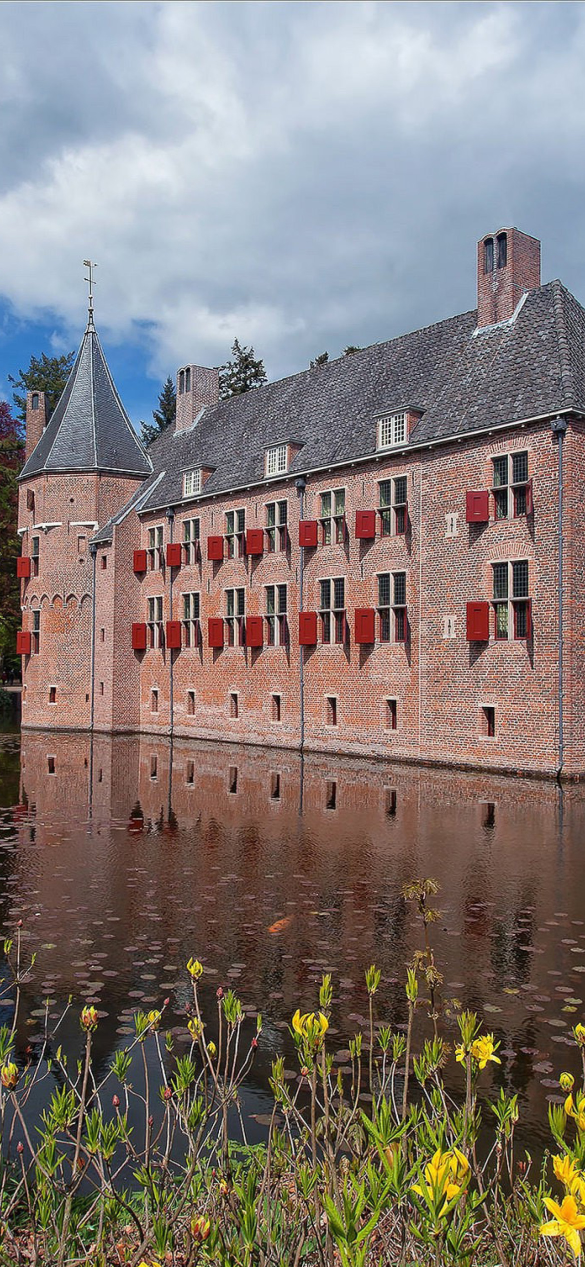 Oude Loo Castle in Apeldoorn in Netherlands wallpaper 1170x2532