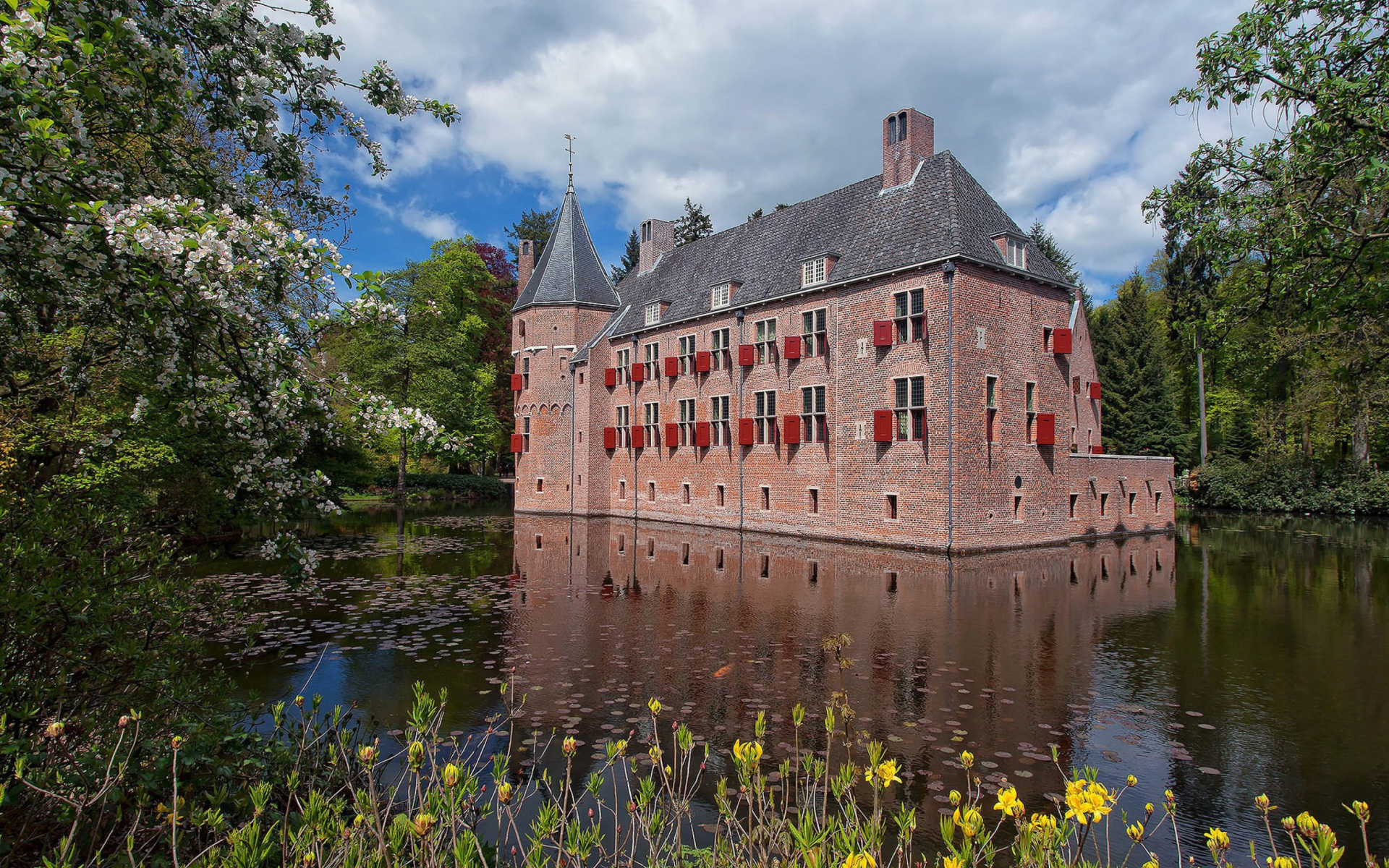 Oude Loo Castle in Apeldoorn in Netherlands screenshot #1 1920x1200