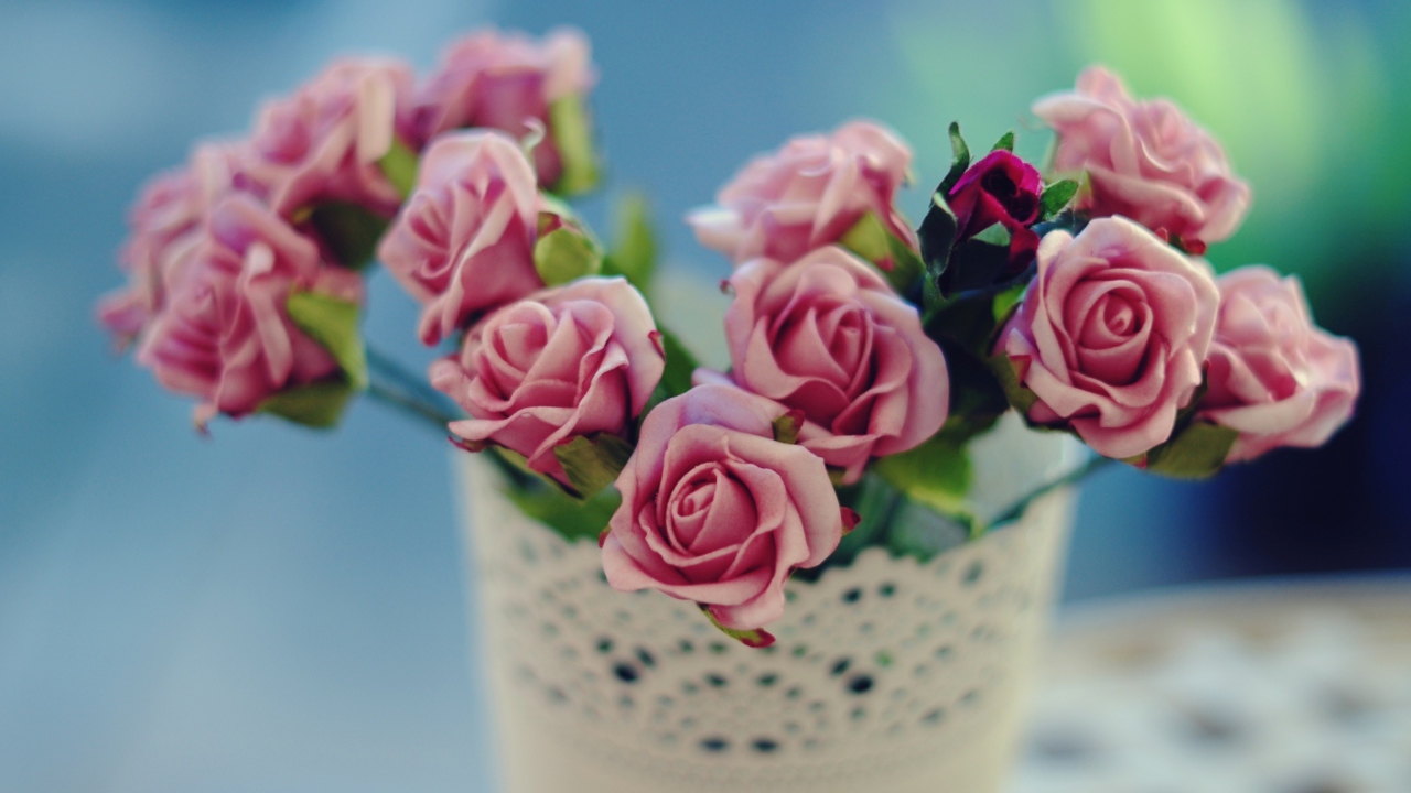 Screenshot №1 pro téma Beautiful Pink Roses In White Vintage Vase 1280x720