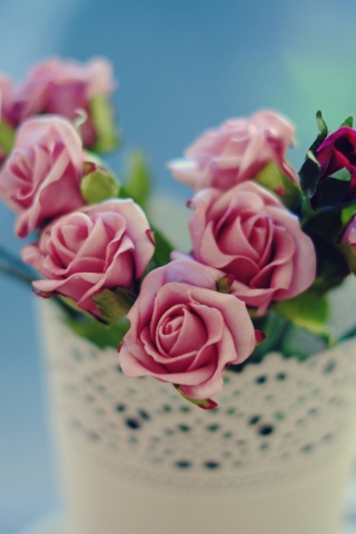 Обои Beautiful Pink Roses In White Vintage Vase 320x480
