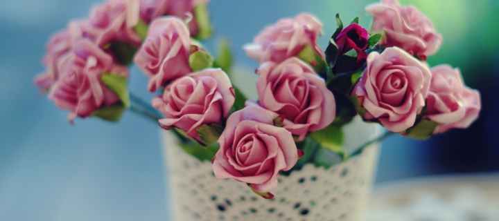 Обои Beautiful Pink Roses In White Vintage Vase 720x320