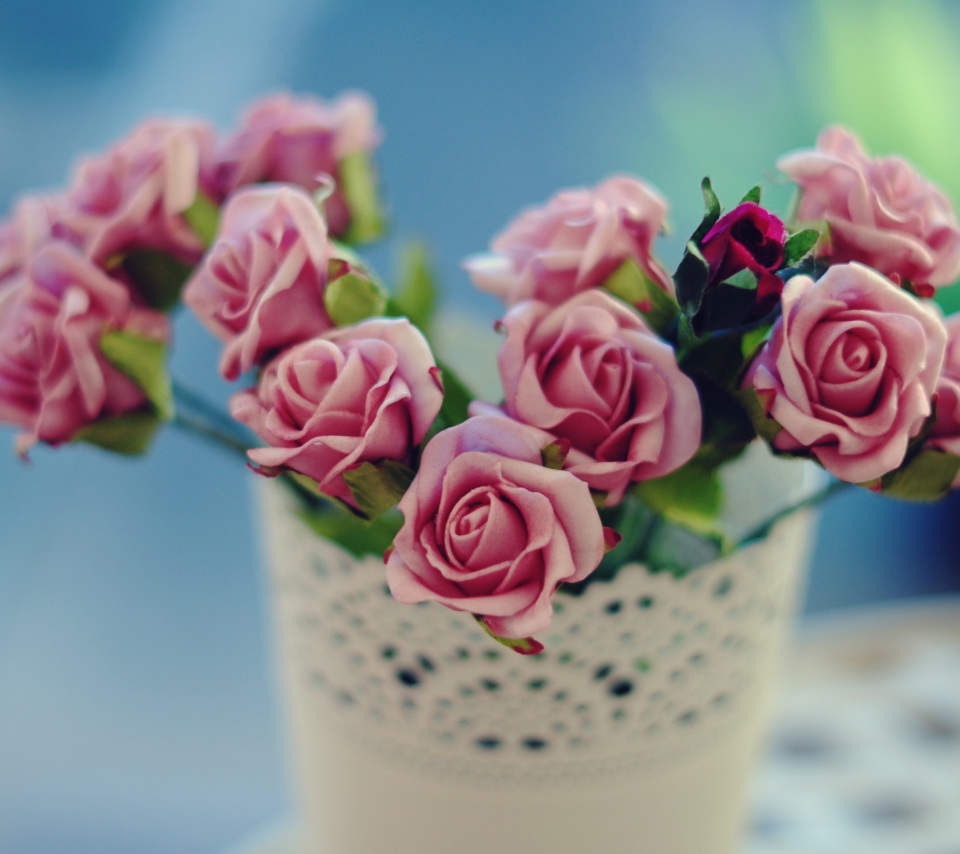 Обои Beautiful Pink Roses In White Vintage Vase 960x854