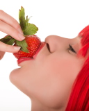 Fondo de pantalla Strawberry Girl 128x160