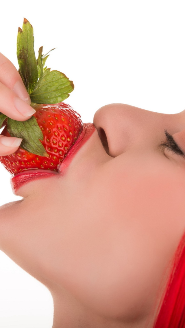 Fondo de pantalla Strawberry Girl 640x1136