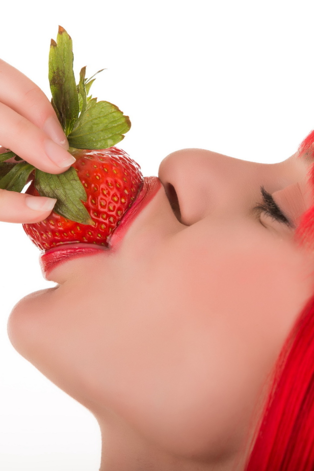Fondo de pantalla Strawberry Girl 640x960