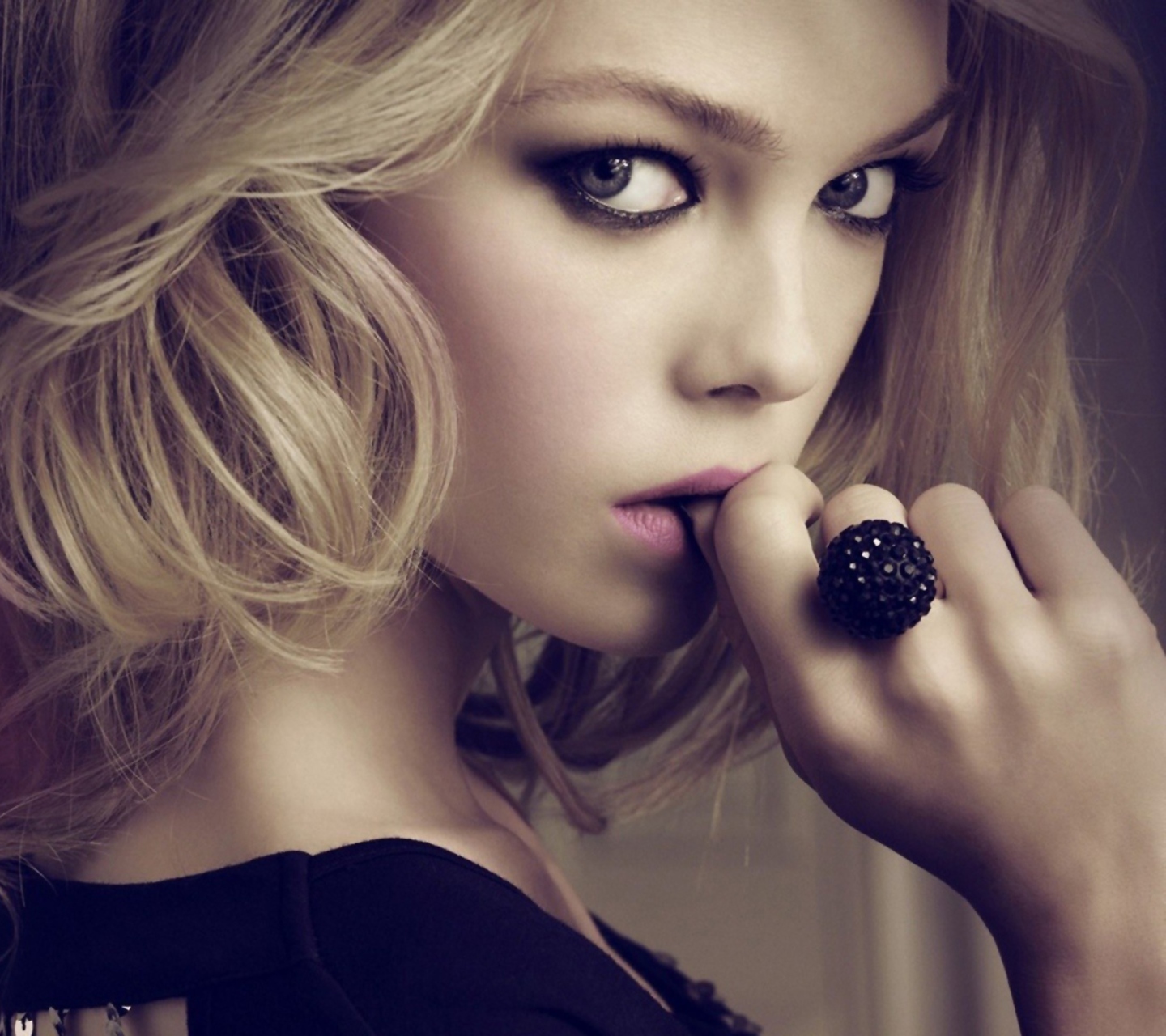 Screenshot №1 pro téma Fashion Girl With Big Black Ring 1440x1280