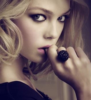 Fashion Girl With Big Black Ring - Obrázkek zdarma pro iPad