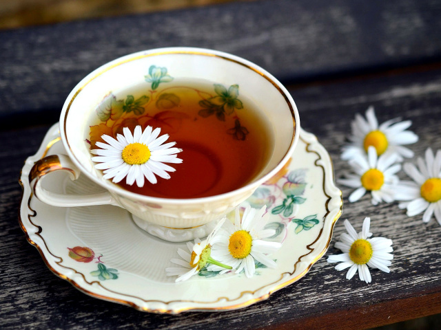 Sfondi Tea with daisies 640x480