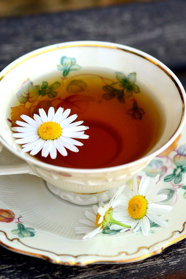 Fondo de pantalla Tea with daisies 640x960