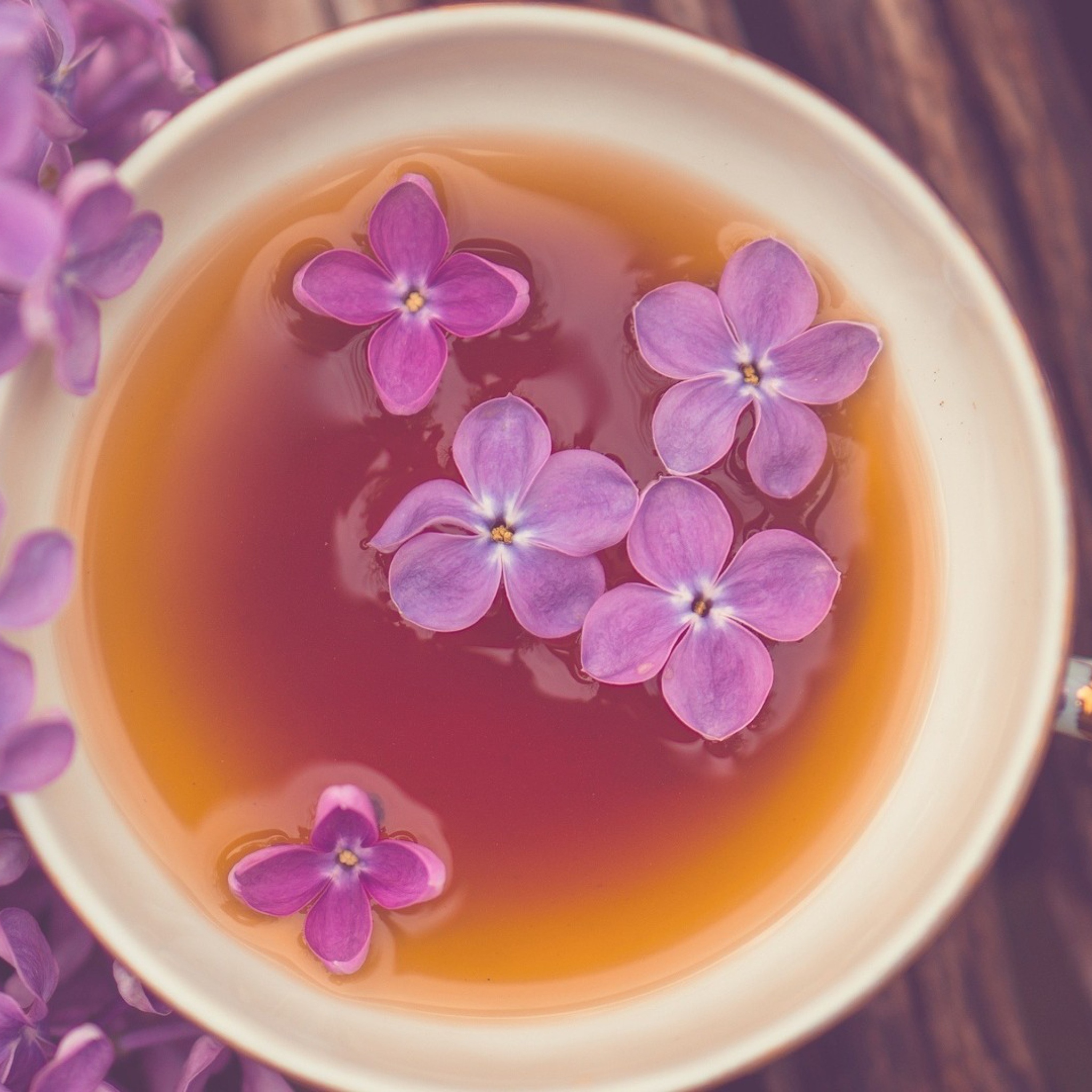 Screenshot №1 pro téma Cup Of Tea And Lilac Flowers 2048x2048