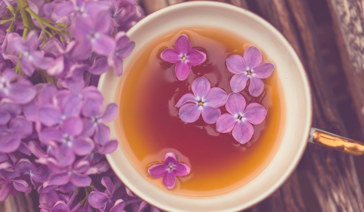 Das Cup Of Tea And Lilac Flowers Wallpaper