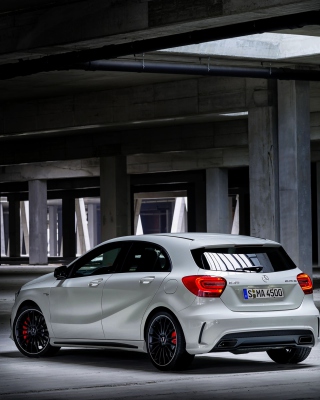 Mercedes Benz A45 AMG - Obrázkek zdarma pro 176x220