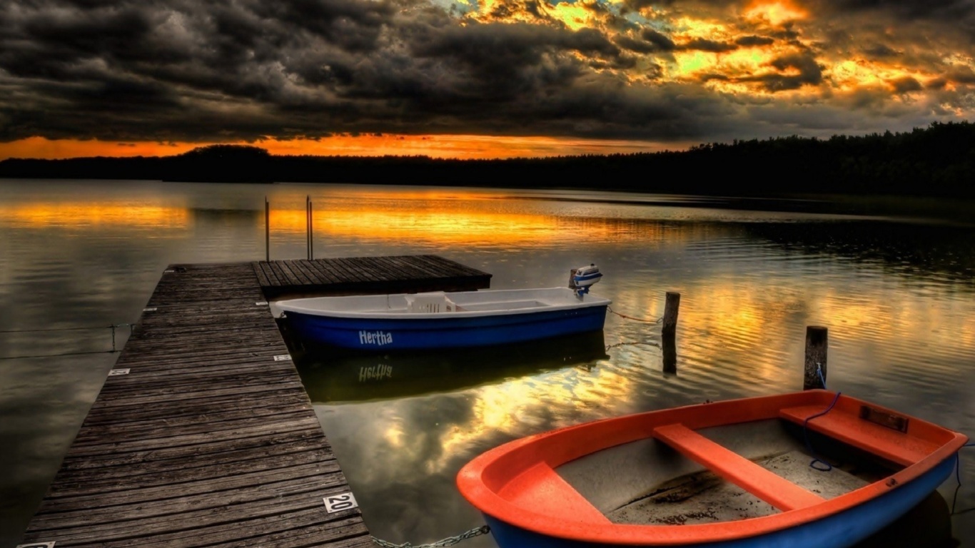 Screenshot №1 pro téma Silent Evening Boats HD Wallpaper 1366x768