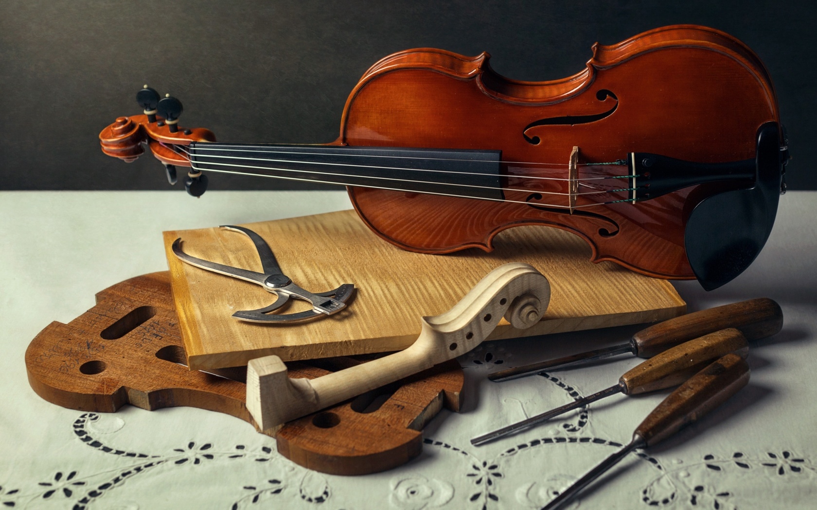Обои Violin making 1680x1050