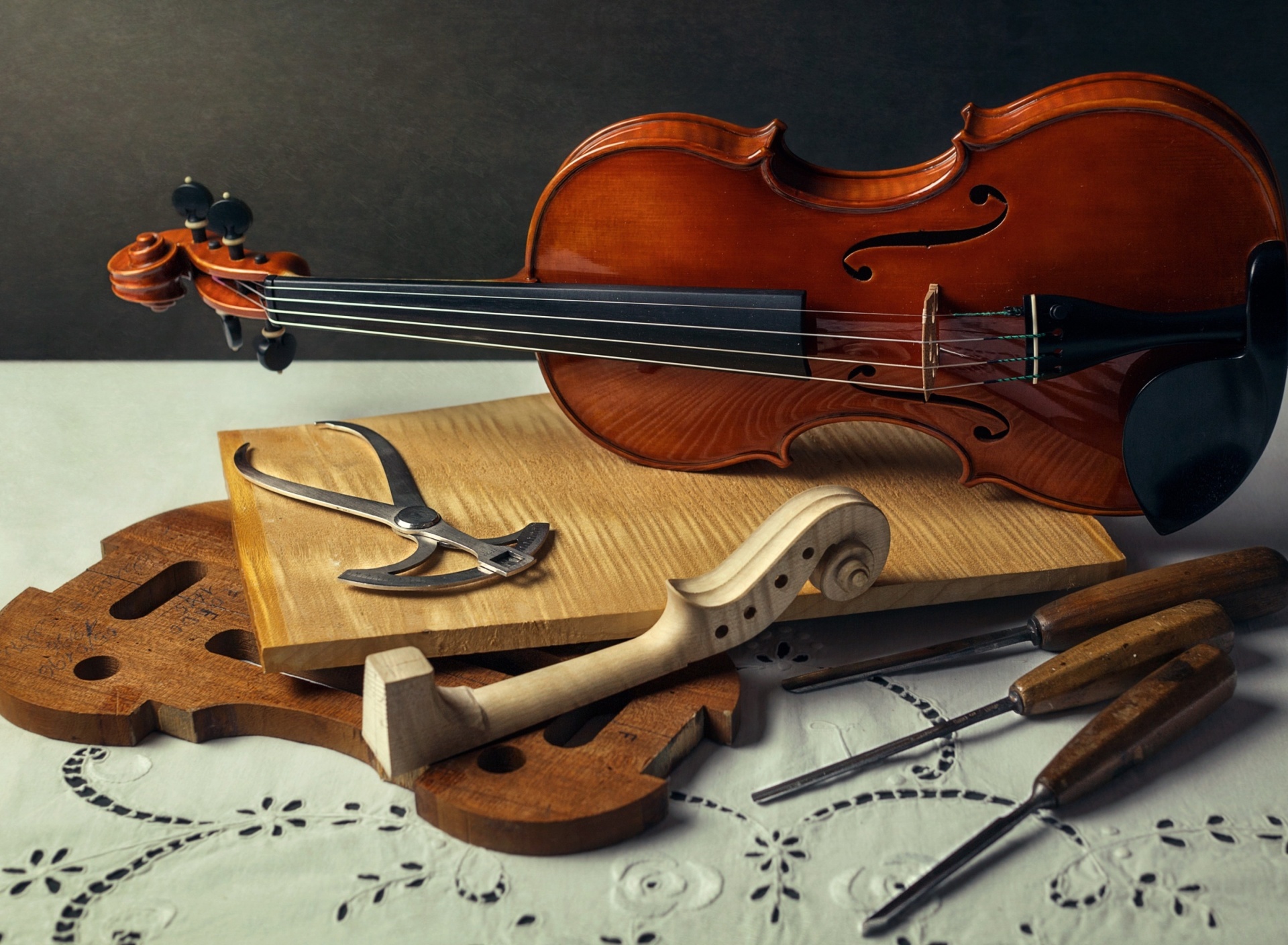 Fondo de pantalla Violin making 1920x1408