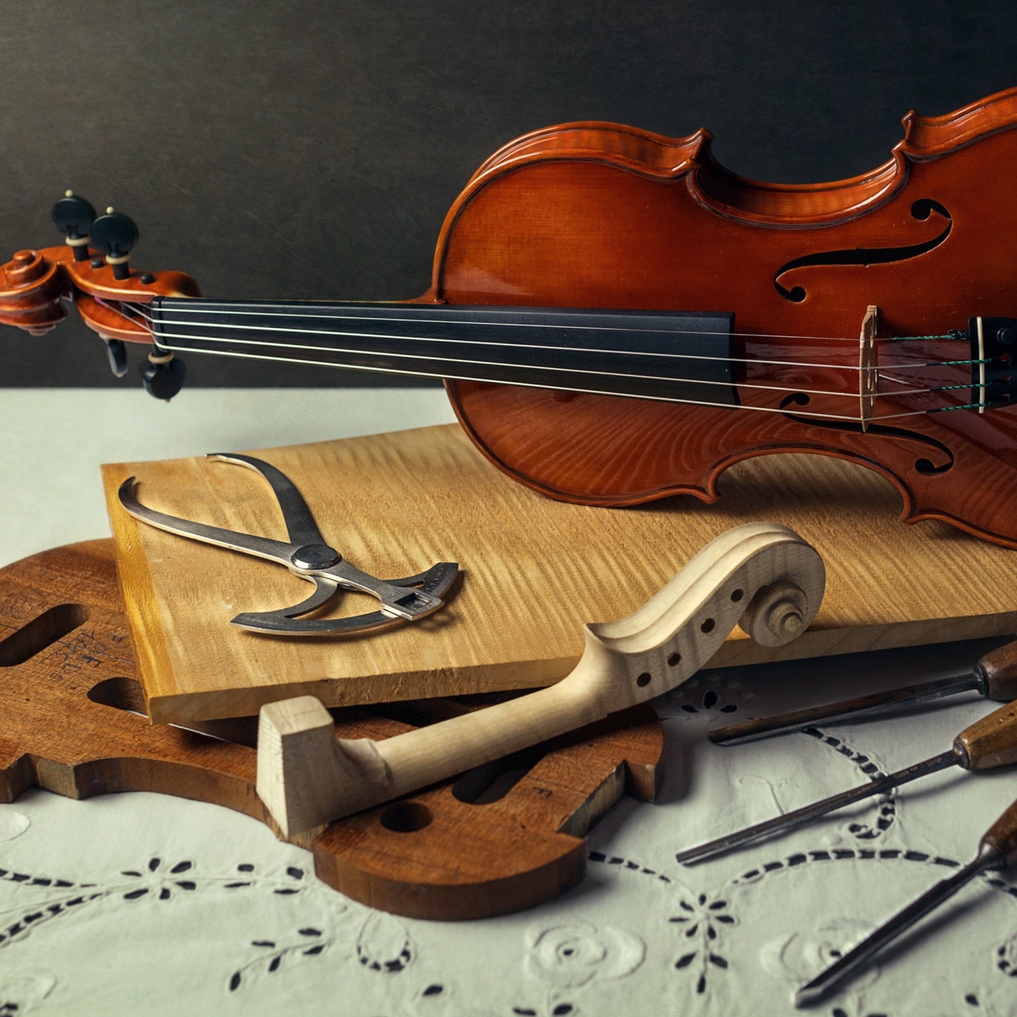 Fondo de pantalla Violin making 2048x2048