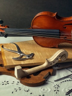 Das Violin making Wallpaper 240x320