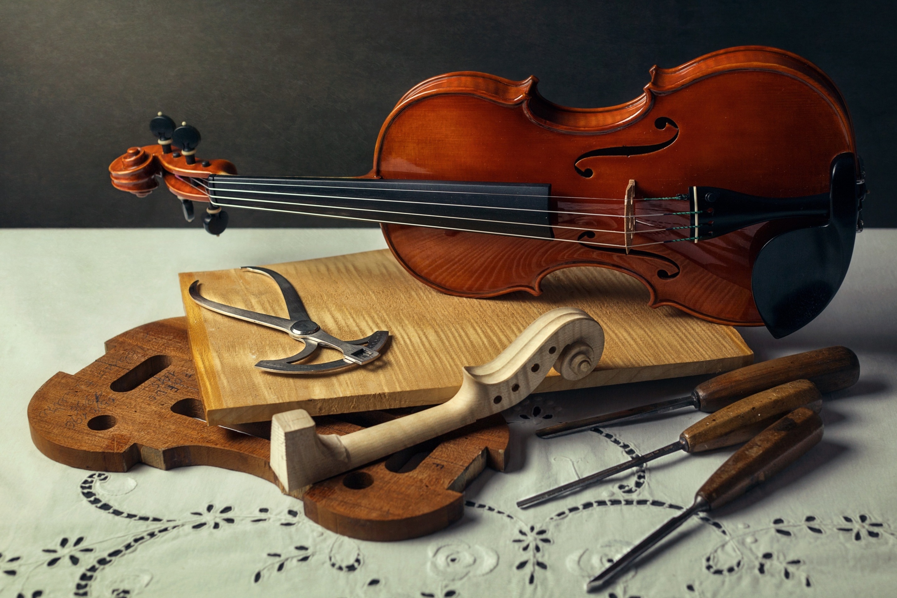 Violin making wallpaper 2880x1920