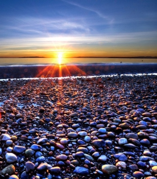 Beach Pebbles In Sun Lights At Sunrise - Obrázkek zdarma pro 128x160