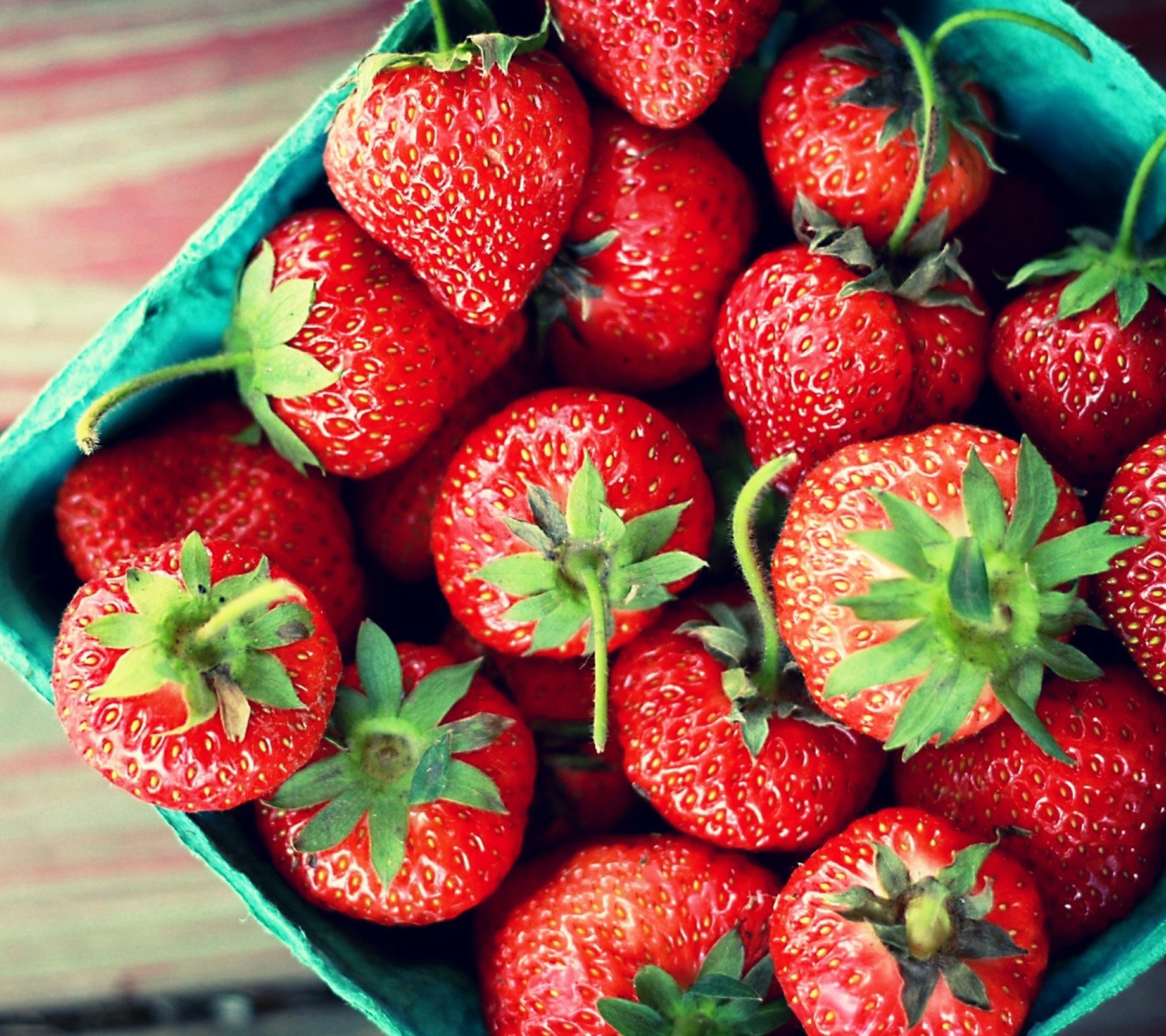 Обои Box Of Strawberries 1440x1280