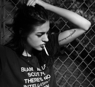 Smoking Girl Black And White - Fondos de pantalla gratis para iPad 3