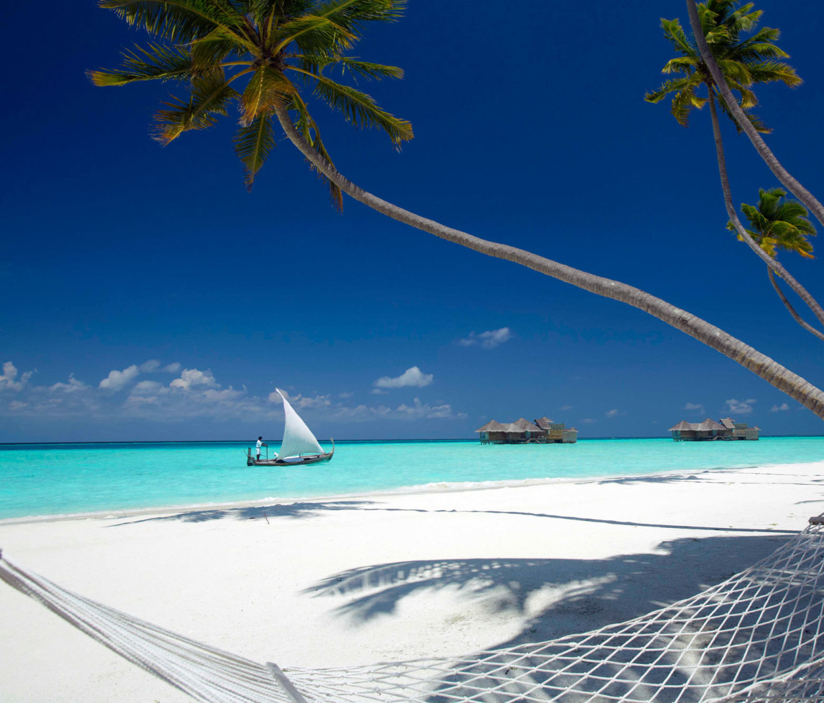 Screenshot №1 pro téma Beach With View Of Ocean And White Boat 1200x1024