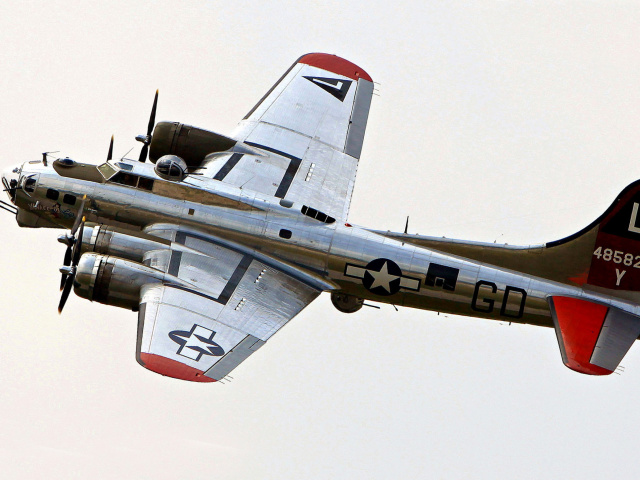 Screenshot №1 pro téma Boeing B 17 Flying Fortress Bomber from Second World War 640x480