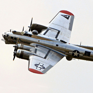 Boeing B 17 Flying Fortress Bomber from Second World War papel de parede para celular para iPad