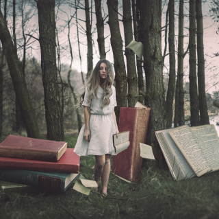 Kostenloses Forest Nymph Surrounded By Books Wallpaper für 208x208
