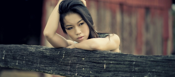 Asian Model Posing screenshot #1 720x320