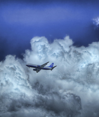 Airplane In Clouds - Obrázkek zdarma pro Nokia X2