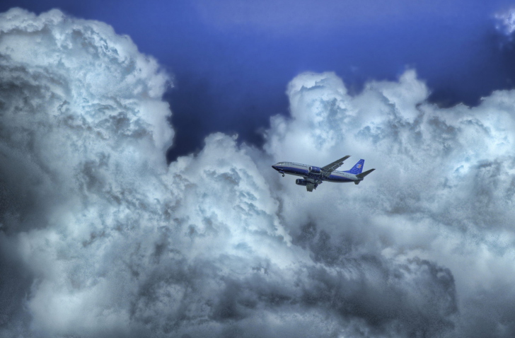 Das Airplane In Clouds Wallpaper