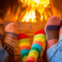 Fondo de pantalla Happy family near fireplace 128x128