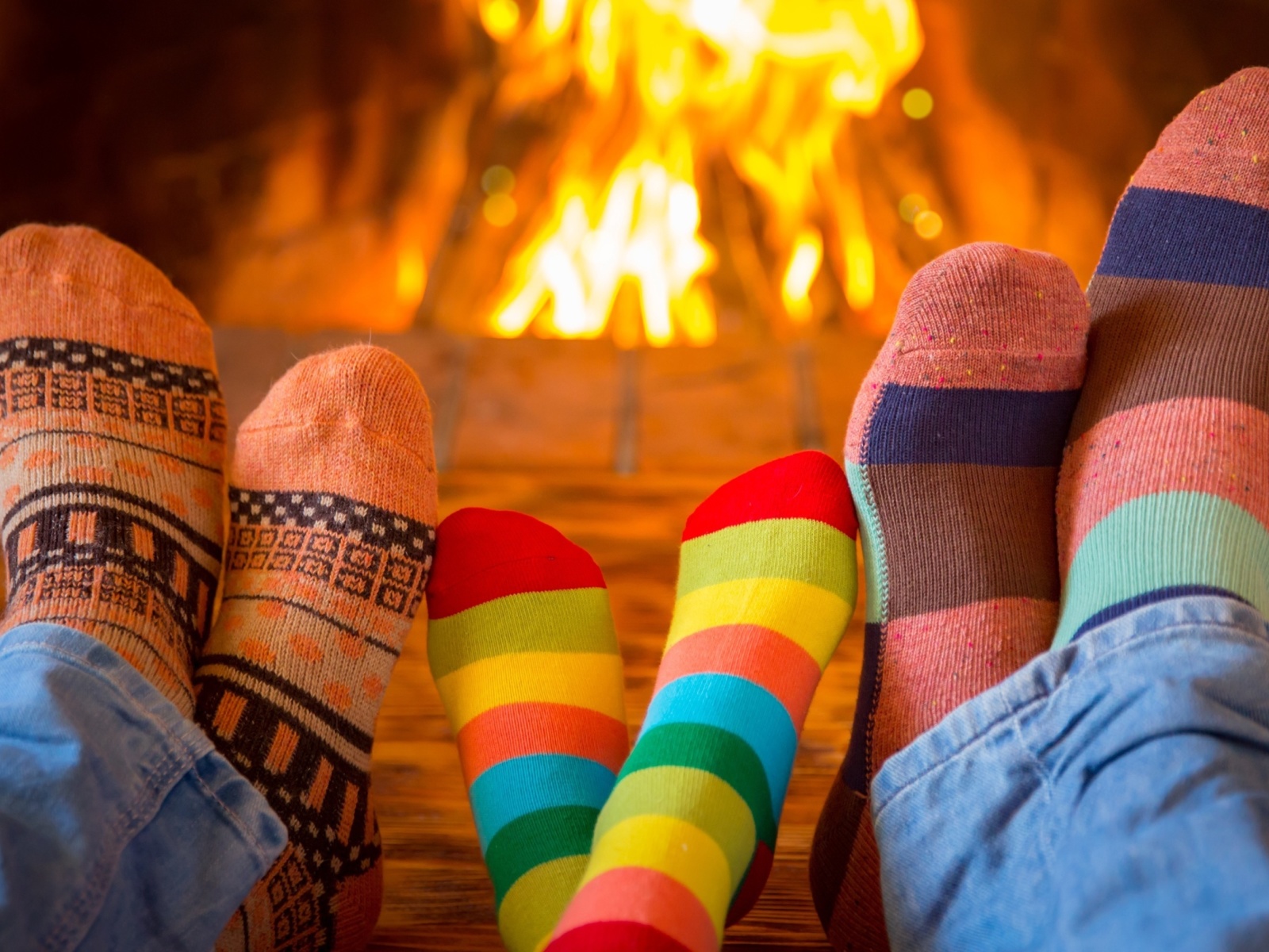 Обои Happy family near fireplace 1600x1200