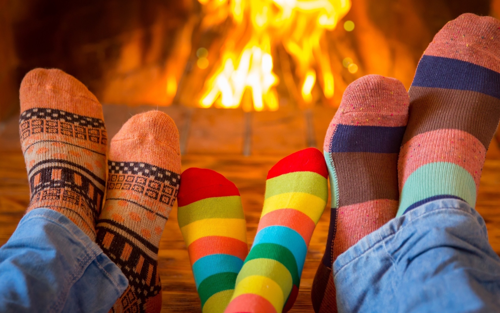 Fondo de pantalla Happy family near fireplace 1680x1050