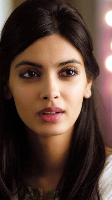 Fondo de pantalla Diana Penty in Cocktail Movie 360x640