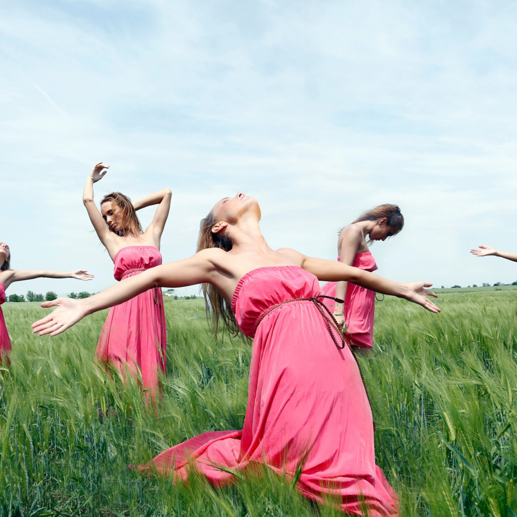 Sfondi Girl In Pink Dress Dancing In Green Fields 1024x1024