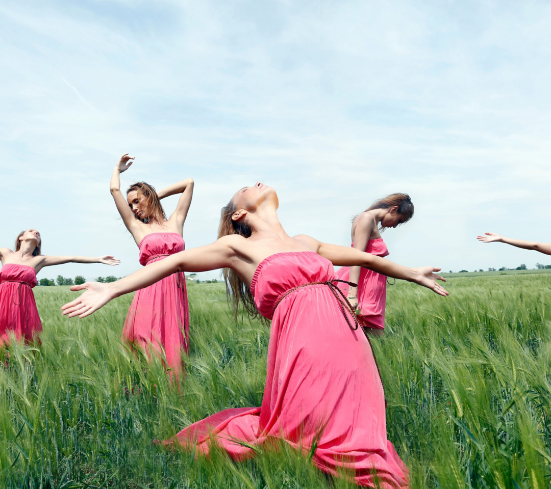 Обои Girl In Pink Dress Dancing In Green Fields 1080x960