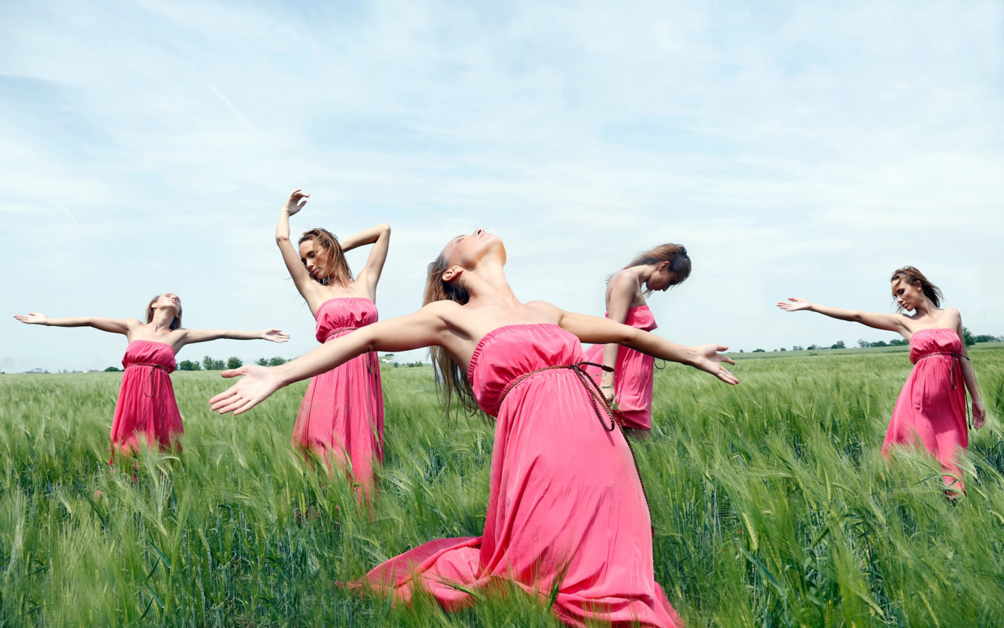 Fondo de pantalla Girl In Pink Dress Dancing In Green Fields 1440x900