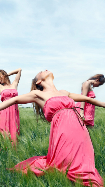 Fondo de pantalla Girl In Pink Dress Dancing In Green Fields 360x640
