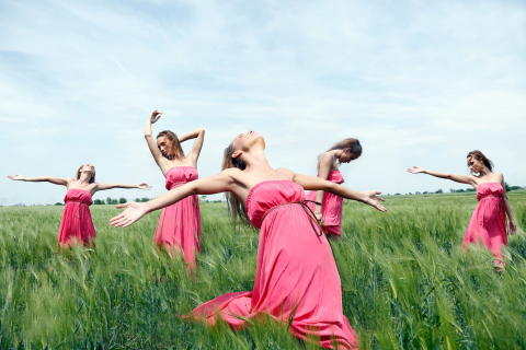 Sfondi Girl In Pink Dress Dancing In Green Fields 480x320