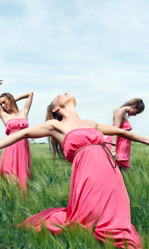 Fondo de pantalla Girl In Pink Dress Dancing In Green Fields 480x800