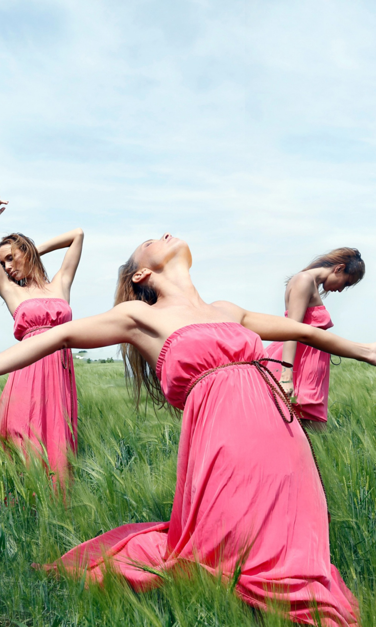 Fondo de pantalla Girl In Pink Dress Dancing In Green Fields 768x1280