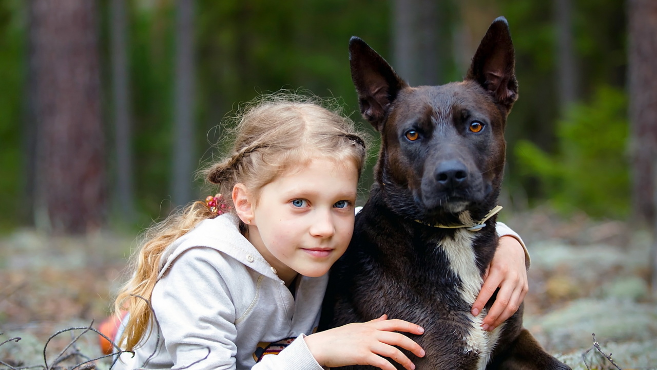 Fondo de pantalla Dog with Little Girl 1280x720